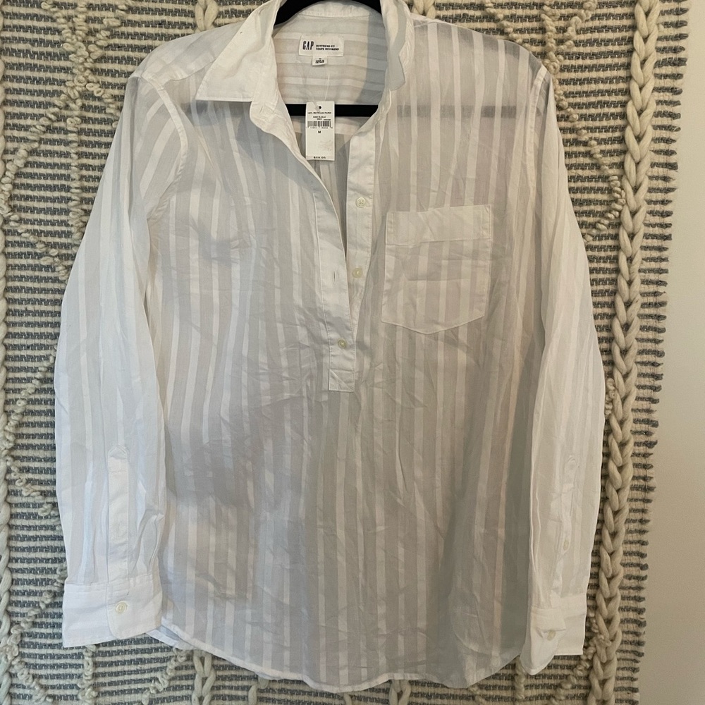 SOLD | BNWT Gap Boyfriend fit blouse size medium